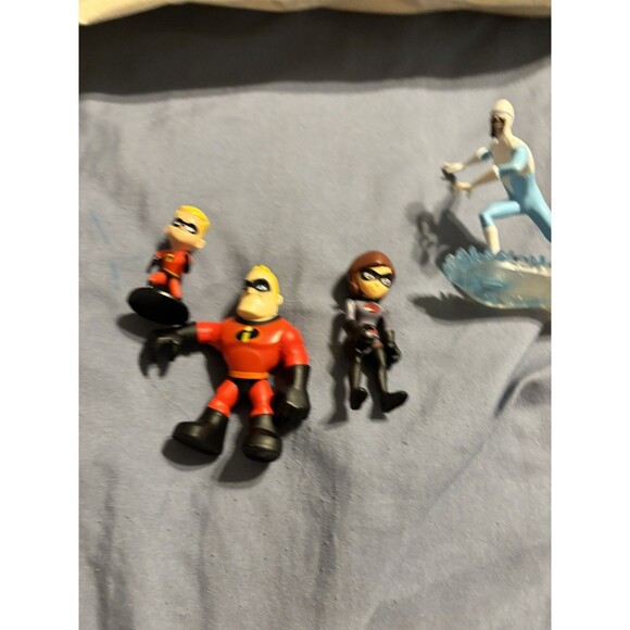 Disney / Pixar Incredibles 2 Frozone 2.5-Inch PVC Figurines Plus Incredibles - Picture 3 of 8
